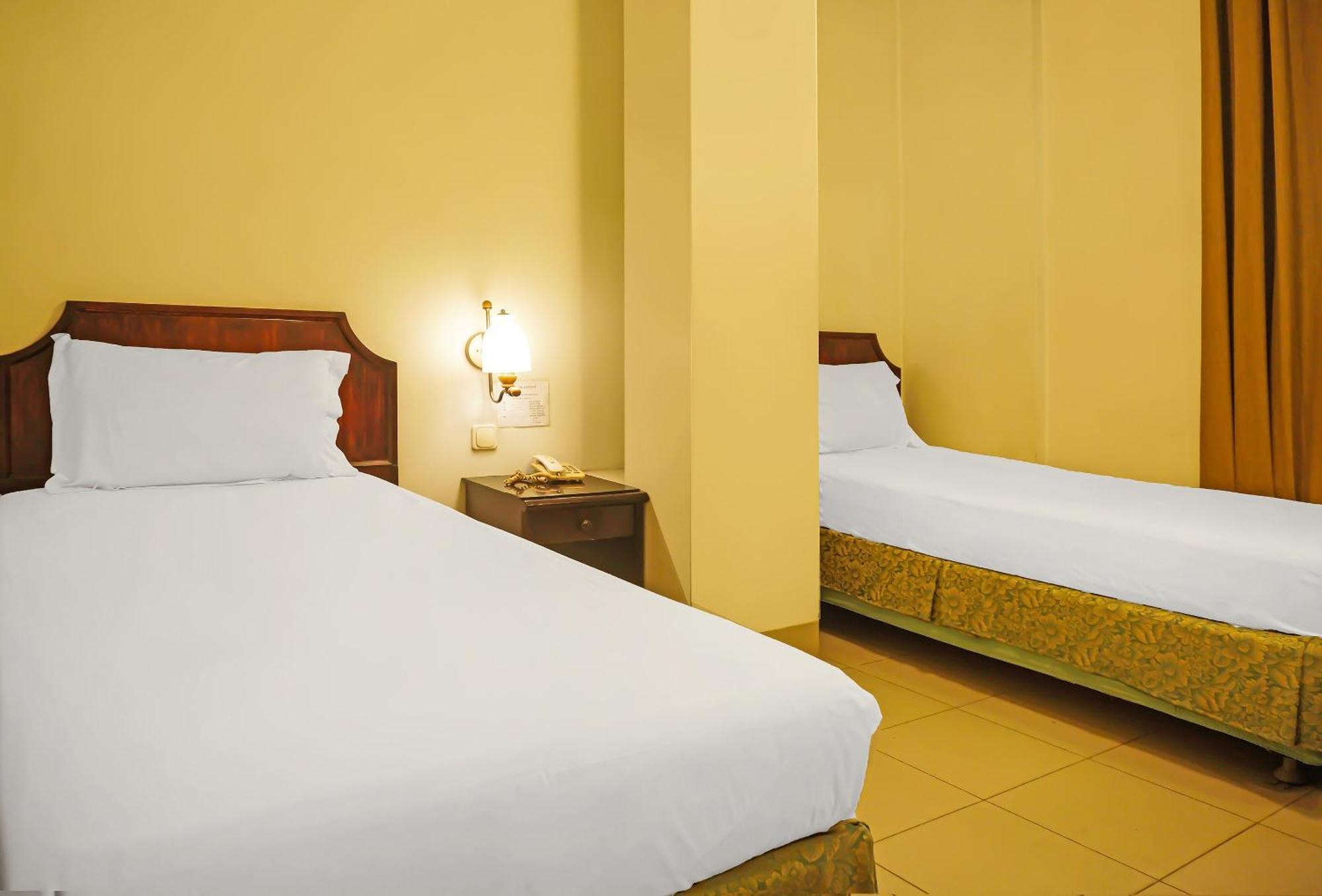 Super Oyo Collection O 92690 Hotel Limas Palembang Exterior foto