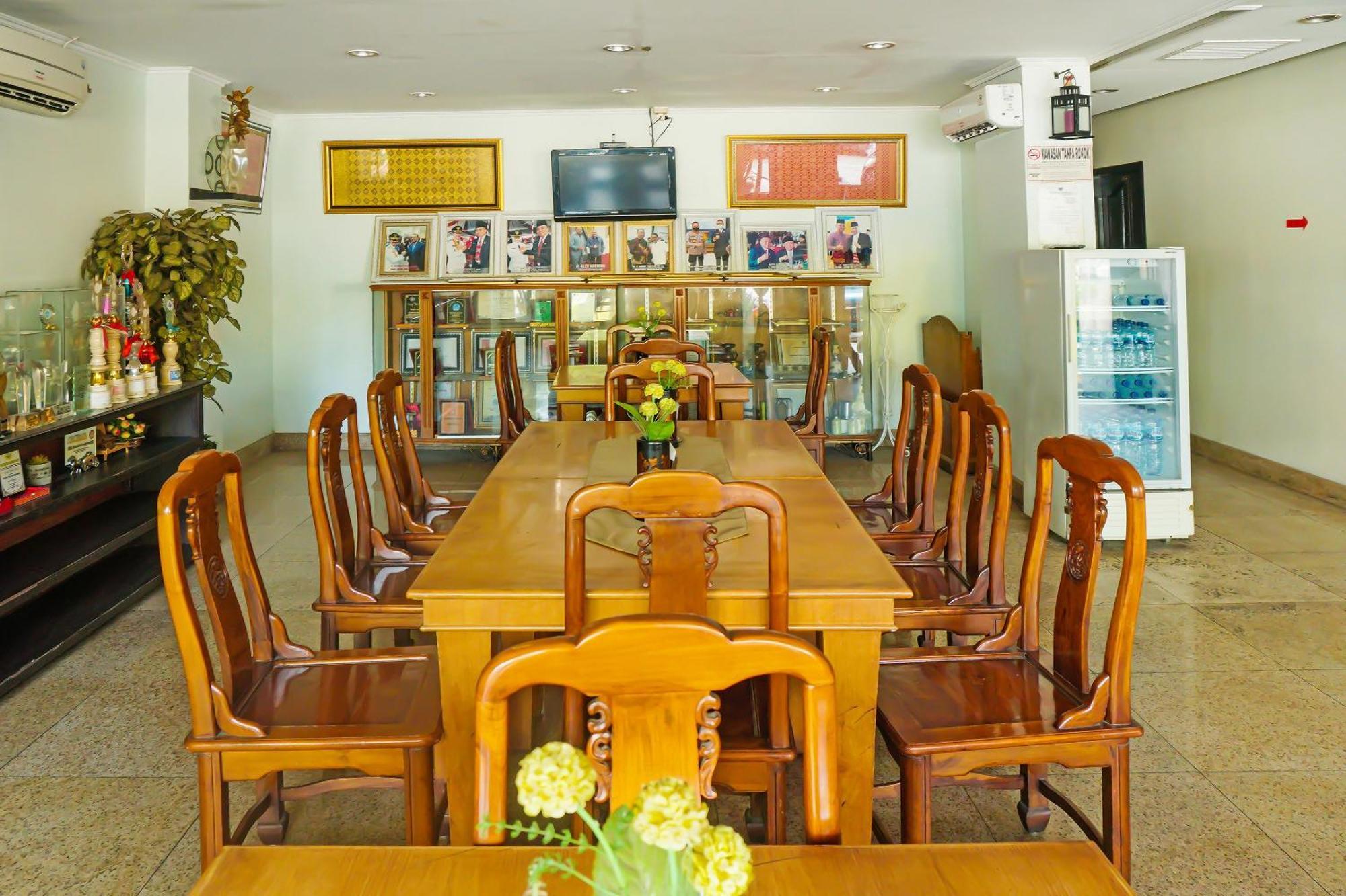 Super Oyo Collection O 92690 Hotel Limas Palembang Exterior foto